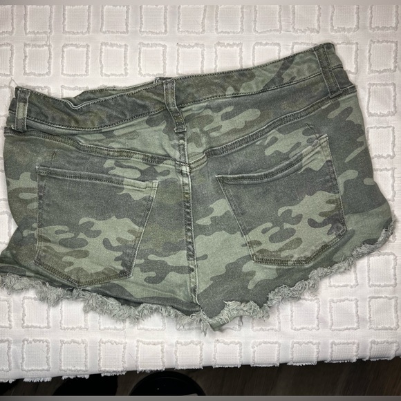 Mossimo Supply Co. High Rise Short Camo Size 12/31 - Picture 2 of 3